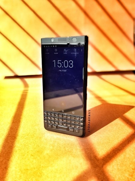 This blackberry is not all sugar. It has a few drawbacks. The most prominent is the mediocre processor